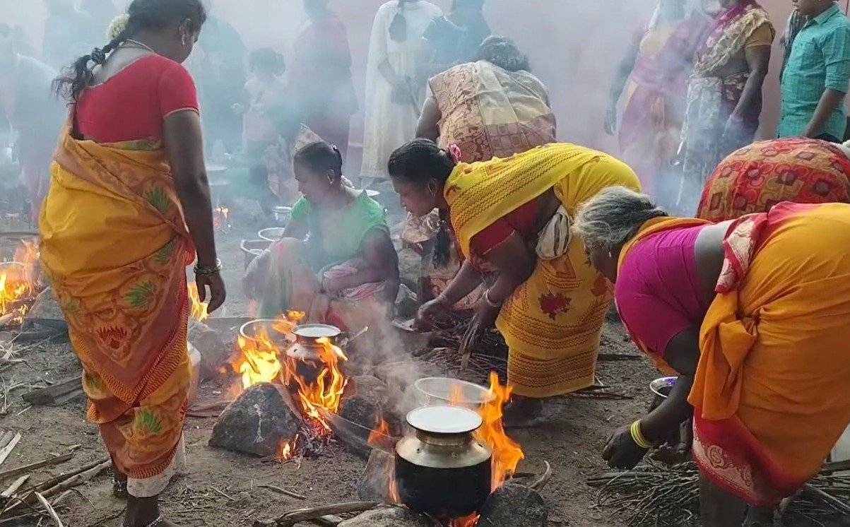 கம்பம் அருகே அருள்மிகு ஸ்ரீ கண்டியம்மன் கோவில் பங்குனி பொங்கல் திருவிழாவை முன்னிட்டு நூற்றுக்கும் மேற்பட்ட பெண்கள் பொங்கல் வைத்து நேர்த்திக்கடன் செலுத்தினார்கள். கம்பம் அருகே அருள்மிகு ஸ்ரீ கண்டியம்மன் கோவில் பங்குனி பொங்கல் திருவிழாவை முன்னிட்டு நூற்றுக்கும் மேற்பட்ட பெண்கள் பொங்கல் வைத்து நேர்த்திக்கடன் செலுத்தினார்கள்.