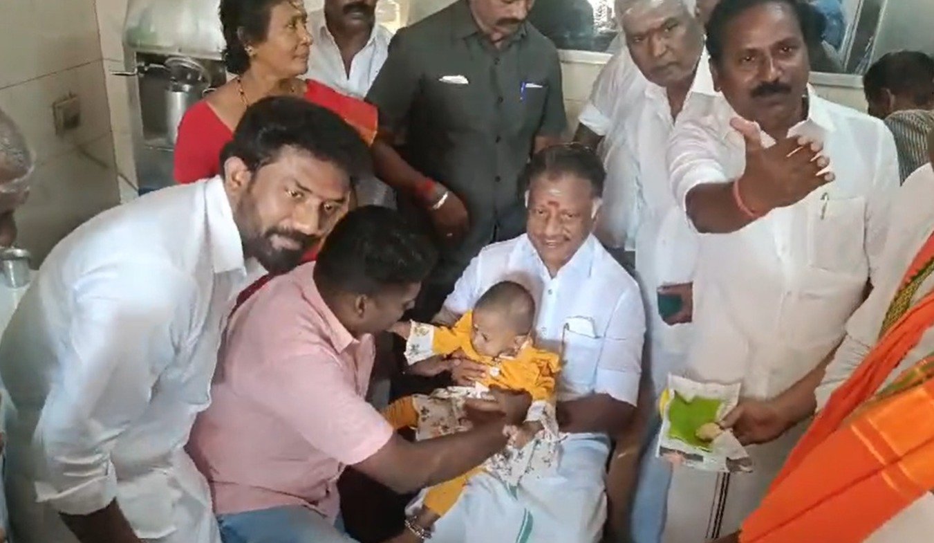 பரமக்குடி முத்தாலம்மன் கோவில் திருவிழாவில் பாஜக ஆதரவு வேட்பாளர் முன்னாள் முதலமைச்சர் ஓ. பன்னீர்செல்வம் பிரச்சாரத்தை தொடங்கினார். பரமக்குடி முத்தாலம்மன் கோவில் திருவிழாவில் பாஜக ஆதரவு வேட்பாளர் முன்னாள் முதலமைச்சர் ஓ. பன்னீர்செல்வம் பிரச்சாரத்தை தொடங்கினார்.