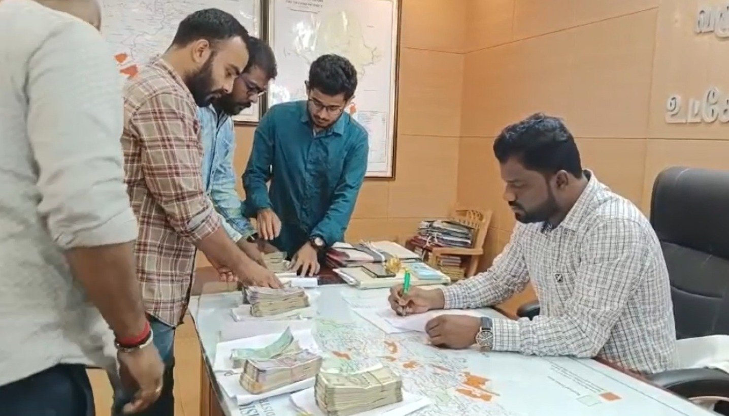 உரிய ஆவணங்கள் இன்றி மறைத்து எடுத்து வந்த ரூபாய் 7 லட்சத்தி 71 ஆயிரம் ரூபாயை ஐ தேர்தல் பறக்கும் படையினர் கைப்பற்றியுள்ளனர். உரிய ஆவணங்கள் இன்றி மறைத்து எடுத்து வந்த ரூபாய் 7 லட்சத்தி 71 ஆயிரம் ரூபாயை ஐ தேர்தல் பறக்கும் படையினர் கைப்பற்றியுள்ளனர்.