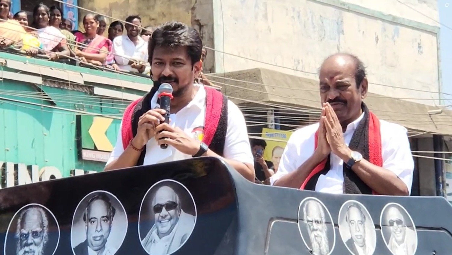 அரக்கோணம் நாடாளுமன்ற தேர்தலில் இந்திய கூட்டணி சார்பில் போட்டியிடும் திமுக வேட்பாளரான ஜெகத்ரட்சகன் அவர்கள் ஆதரித்து அமைச்சர் உதயநிதி ஸ்டாலின் அவர்கள் ராணிப்பேட்டை மாவட்டம் சோளிங்கர் பேருந்து நிலையத்தில் வாக்கு சேகரிப்பு ஈடுபட்டார். அரக்கோணம் நாடாளுமன்ற தேர்தலில் இந்திய கூட்டணி சார்பில் போட்டியிடும் திமுக வேட்பாளரான ஜெகத்ரட்சகன் அவர்கள் ஆதரித்து அமைச்சர் உதயநிதி ஸ்டாலின் அவர்கள் ராணிப்பேட்டை மாவட்டம் சோளிங்கர் பேருந்து நிலையத்தில் வாக்கு சேகரிப்பு ஈடுபட்டார்.