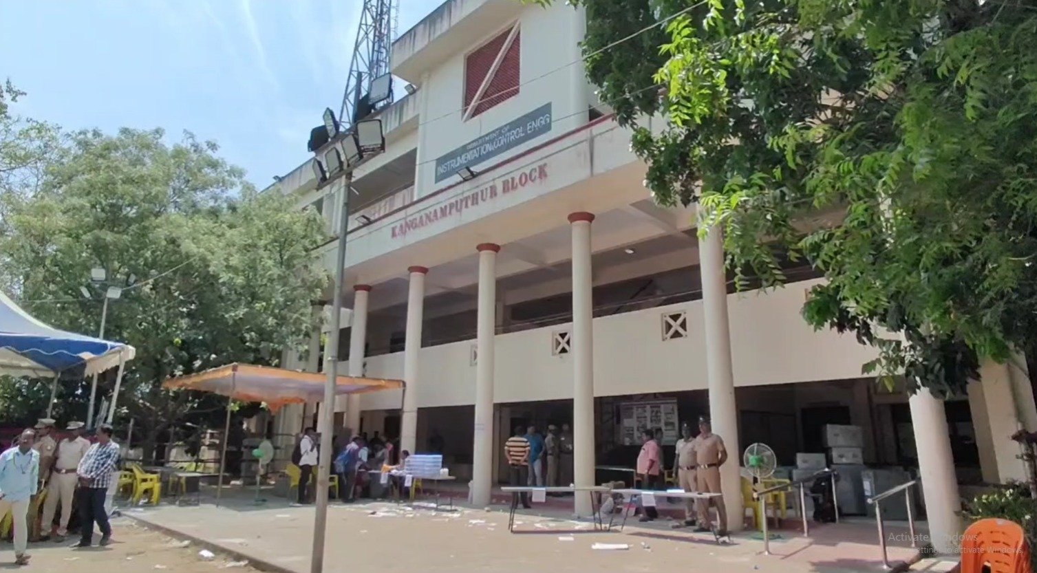மயிலாடுதுறை நாடாளுமன்ற தொகுதியின் மின்னணு வாக்குப்பதிவு இயந்திரங்கள் வாக்கு என்னும் மையமான ஏவிசி கல்லூரியில் காப்பறையில் வைக்கப்பட்டுள்ளது