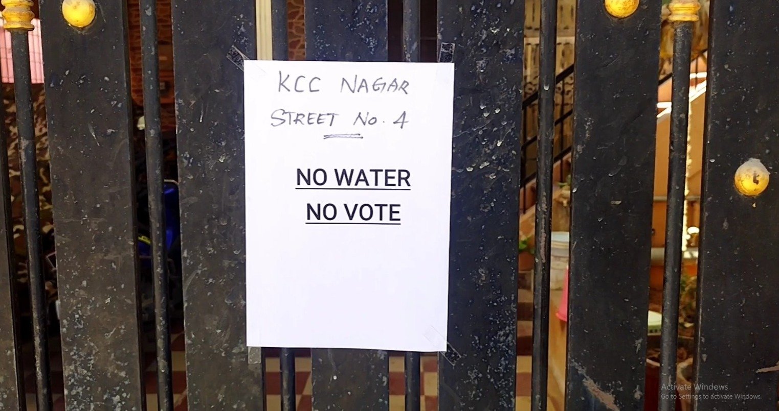 ஓசூரில், “நோ வாட்டர்.. நோ வோட்” நோட்டீஸ்கள் வீடுகளில் ஒட்டி தேர்தல் புறக்கணிப்பு.