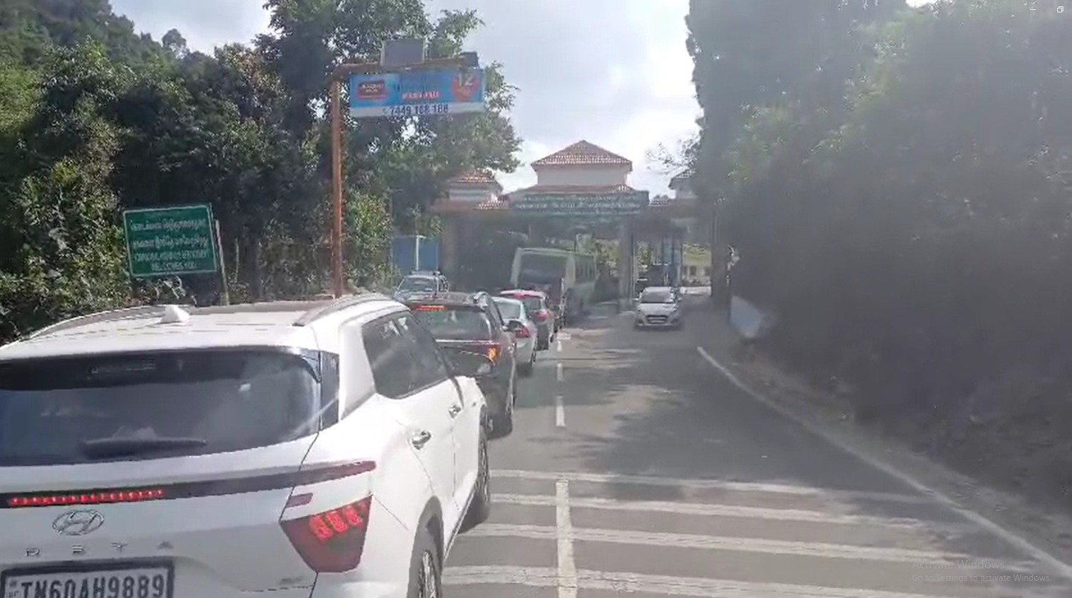 கொடைக்கானல் செக் போஸ்டில் விதிகளை மீறி நுழையும் தனியார் பேருந்து கொடைக்கானல் செக் போஸ்டில் விதிகளை மீறி நுழையும் தனியார் பேருந்து