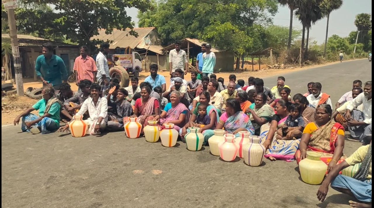 அரியலூர் முறையாக மருத்துவம் வழங்க தவறிய மருத்துவர் மற்றும் செவிலியர்கள் மீது நடவடிக்கை எடுக்க கோரி பாட்டாளி மக்கள் கட்சியினர் மனு.