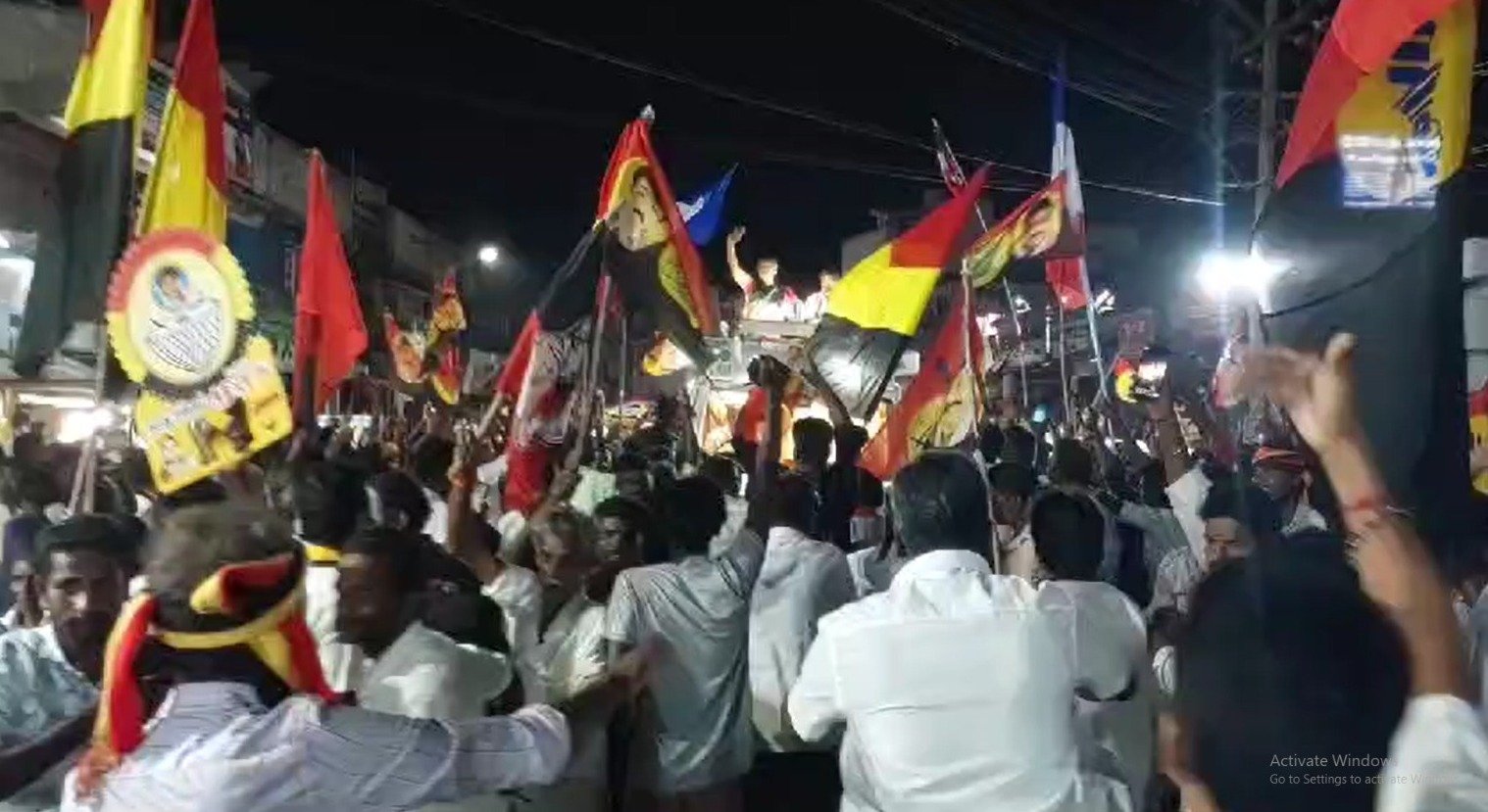 கேப்டன் எங்கும் செல்லவில்லை நம்முடன் தான் இருக்கின்றார் என விஜயகாந்தை நினைத்து பிரேமலதா விஜயகாந்த் கண் கலங்கினார் கேப்டன் எங்கும் செல்லவில்லை நம்முடன் தான் இருக்கின்றார் என விஜயகாந்தை நினைத்து பிரேமலதா விஜயகாந்த் கண் கலங்கினார்