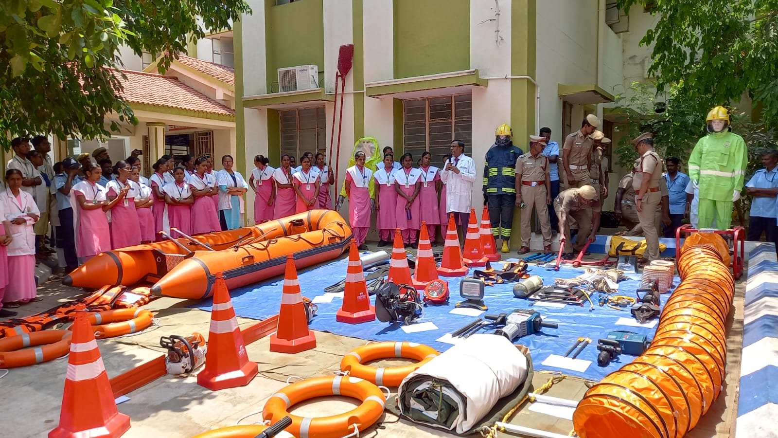 தேனி அரசு மருத்துவ கல்லூரி மருத்துவமனை சித்தா பிரிவு ஆயூஷ் கட்டடத்தில் தீ விபத்தில்  இருந்து நோயாளிகளை மீட்பது குறித்த ஒத்திகை நிகழ்வு..