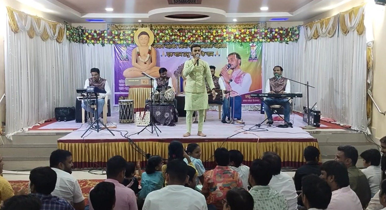 மகாவீர் ஜெயந்தியை முன்னிட்டு மயிலாடுதுறையில் பக்தி சந்தியா என்ற நிகழ்ச்சியில் ஹைதராபாத்தைச் சேர்ந்த சையம்நபேடா என்ற பாடகரின் பக்தி இன்னிசை நிகழ்ச்சியில் ஆடி பாடியபடி ஜெயின் சமூகத்தினர்