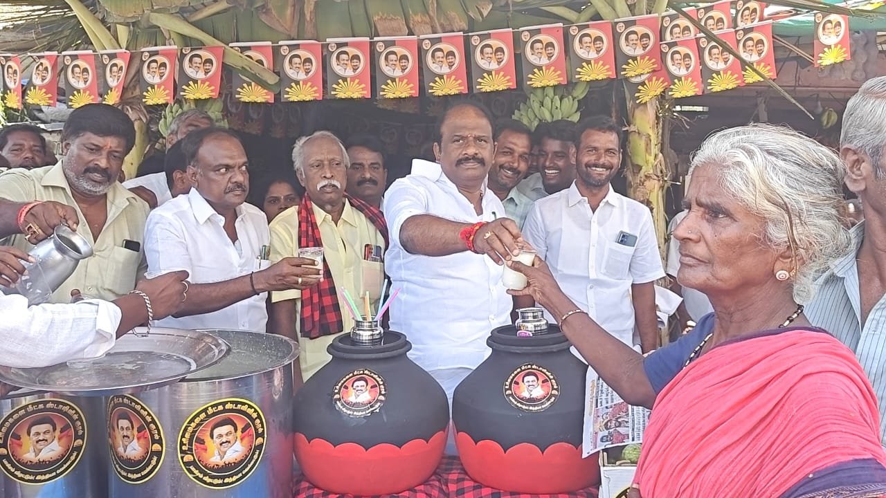 கோடை காலத்தின் கடும் வெப்பத்தினை முன்னிட்டு தி.மு.க சார்பில் அமைக்கப்பட்டுள்ள மற்றும் தண்ணீர் மோர் பந்தல்