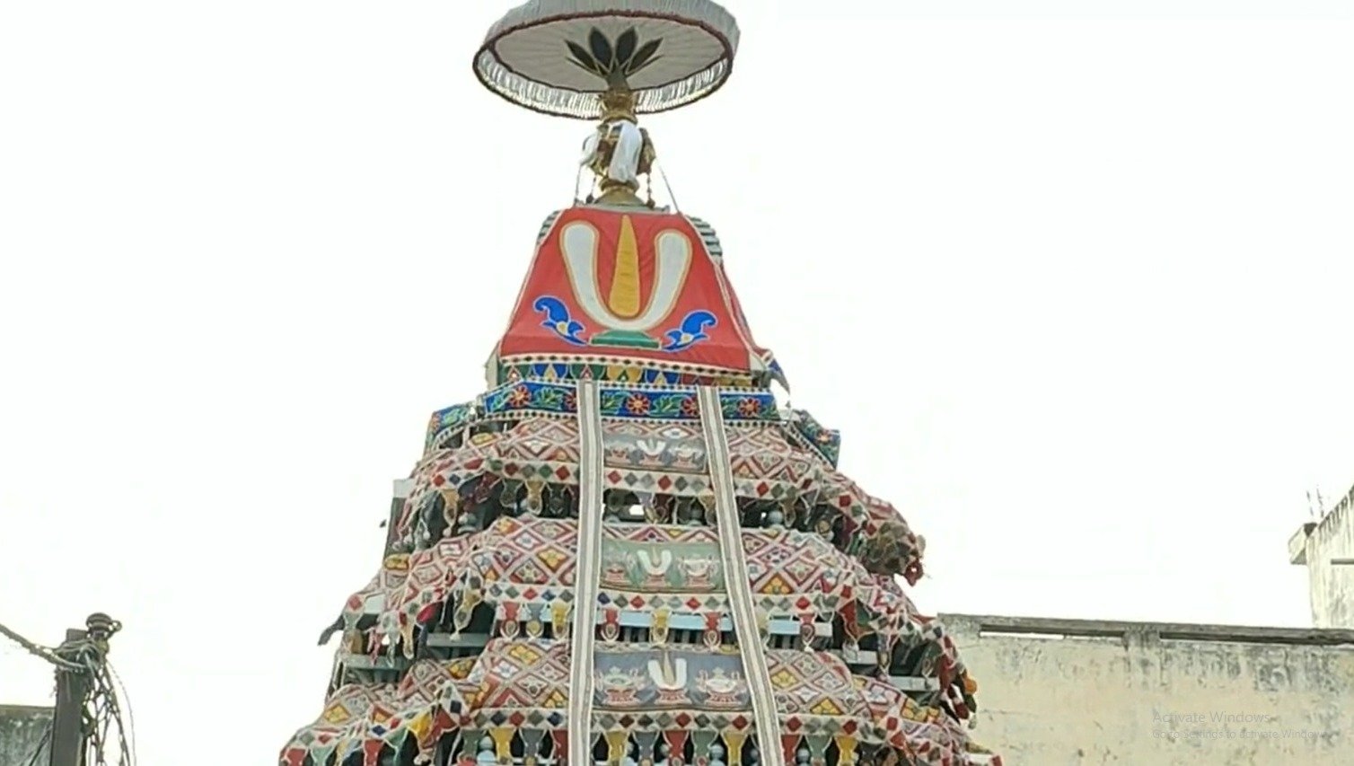 சித்திரை மாத பிரம்மோற்சவ விழாவை முன்னிட்டு 7-ம் நாளான இன்று திருவள்ளூர் வீரராகவர் கோயில் தேர் திருவிழா நடைபெற்றது. நான்கு மாட வீதிகள் வழியாக வீரராகவர் ஸ்ரீதேவி பூதேவியுடன் வலம் வந்தார்: