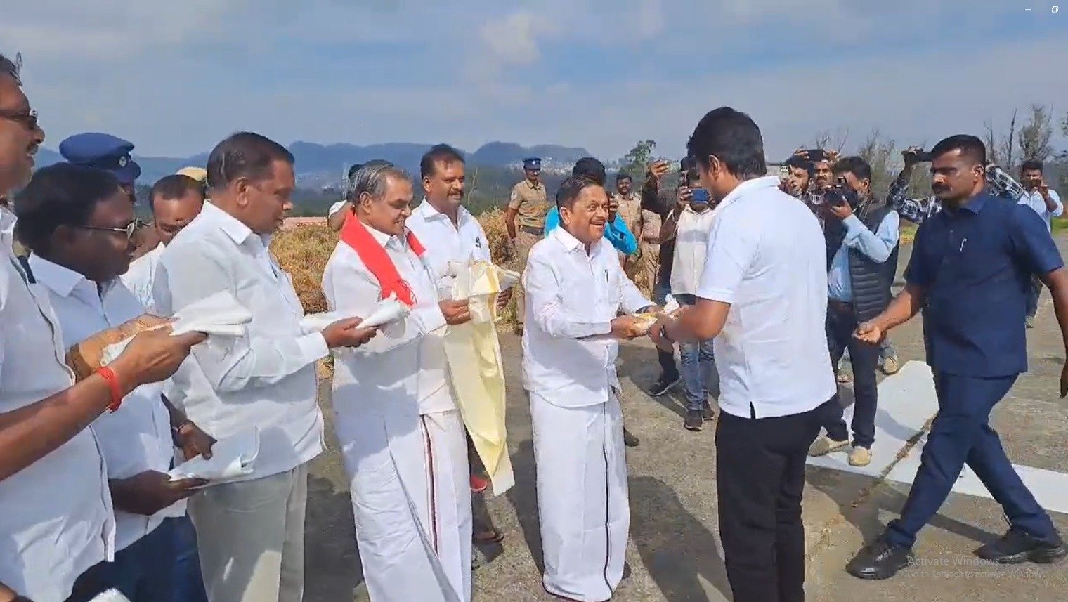 நீலகிரி மக்களவை தொகுதி திமுக வேட்பாளர் ஆ.ராசாவிற்கு ஆதரவாக பிரச்சாரம் மேற்கொள்வதற்காக இன்று மாலை உதய நிதி ஸ்டாலின் ஹெ லிகாப்டர் மூலம் உதகை வந்தார்.