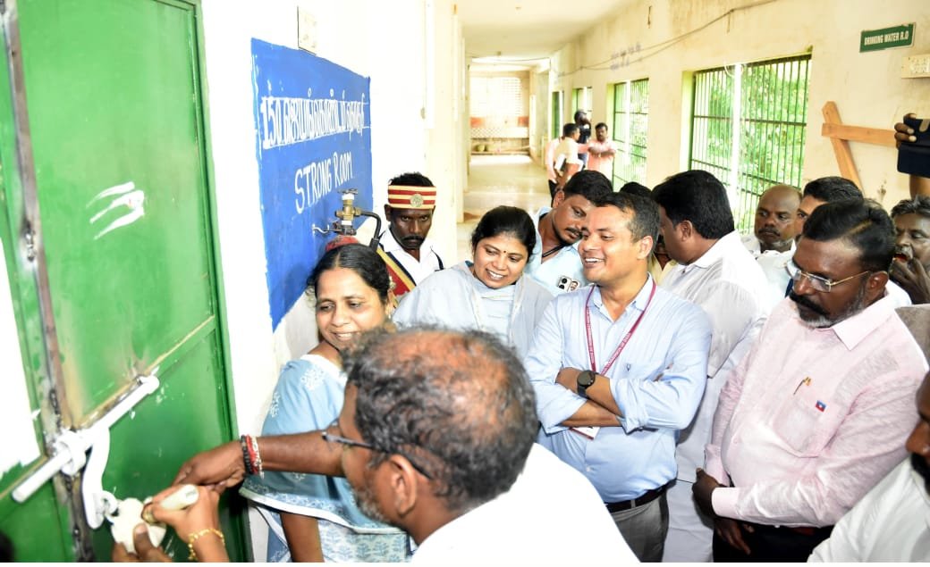 வாக்குப்பதிவான மின்னணு வாக்குப்பதிவு இயந்திரங்கள் வாக்கு எண்ணும் மையத்திற்கு கொண்டு வரப்பட்டு வைப்பறைகளில் பாதுகாப்பாக  வைக்கப்பட்டது.