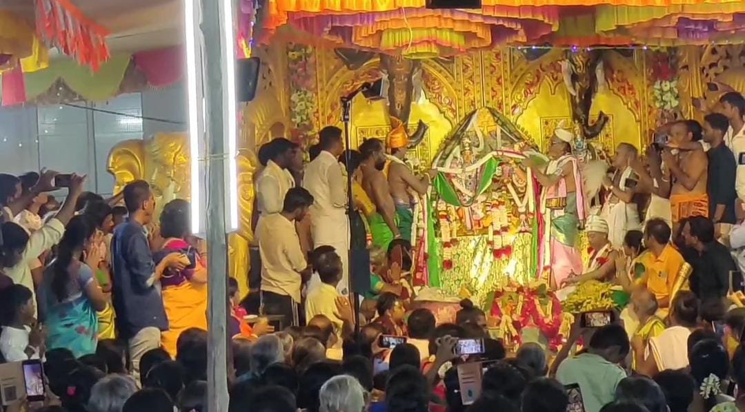மதுரையில் காலையில் நடந்த மீனாட்சி திருக்கல்யாணம் போல போடிநாயக்கனூர் அருகே உள்ள கிராமத்தில் மாலையில் நடந்த மீனாட்சி சுந்தரேஸ்வரர் திருக்கல்யாணம்..