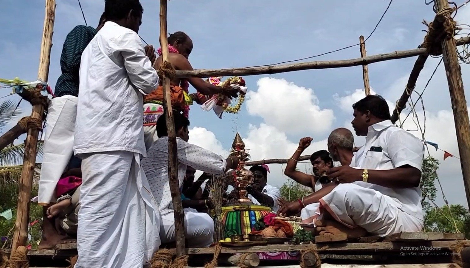 அரியலூர் அருகே பிரசித்தி பெற்ற சித்தாங்காத்தவர் திருக்கோயில் கும்பாபிஷேகம் வெகு விமர்சையாக நடைபெற்றது இதில் திரளான பக்தர்கள் கலந்து கொண்டு ஸ்வாமி தரிசனம் செய்தனர்.