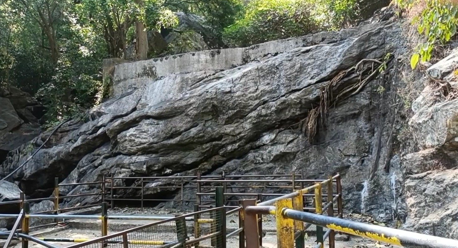 தேனி மாவட்டம் சுருளி அருவியில் நீர் வரத்து இல்லாததால் கோடை விடுமுறையை கொண்டாட வரும் சுற்றுலா பயணிகள் ஏமாற்றத்துடன் திரும்பிச் செல்கின்றனர்.