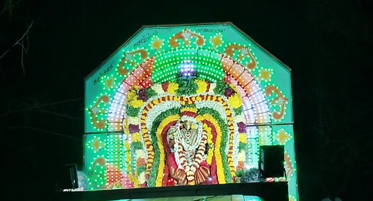 ஸ்ரீ பாப்பாத்தி அம்மன் கோவிலில் சித்ரா பௌர்ணமி முன்னிட்டு அப்பகுதியில் அம்மன் வீதி உலா ஸ்ரீ பாப்பாத்தி அம்மன் கோவிலில் சித்ரா பௌர்ணமி முன்னிட்டு அப்பகுதியில் அம்மன் வீதி உலா