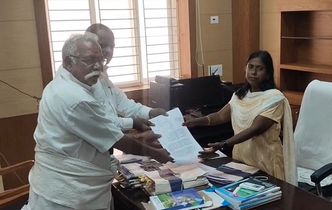 80 வயது கடந்த தாய் தந்தையரை வீட்டை விட்டு வெளியேற்றிய இளைய மகன் படுக்க இடமில்லாமல் தவிக்கும் பெற்றோர்கள் 80 வயது கடந்த தாய் தந்தையரை வீட்டை விட்டு வெளியேற்றிய இளைய மகன் படுக்க இடமில்லாமல் தவிக்கும் பெற்றோர்கள்