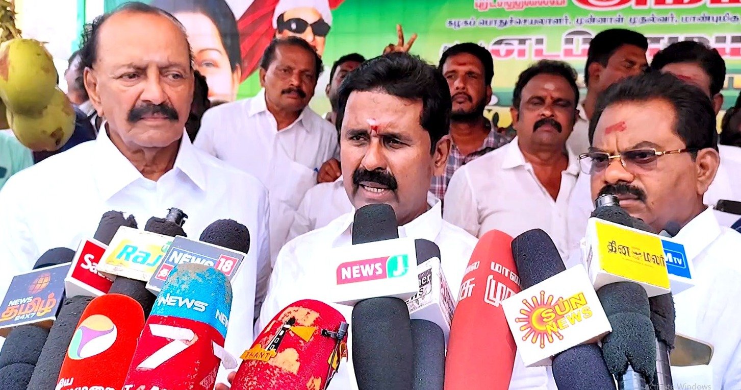 அதிமுகவுக்கும் , திமுகவுக்கு தான் போட்டி வேறு யாருக்கும் தமிழகத்தில் வாய்ப்பு இல்லை என மன்னார்குடியில் முன்னாள் அமைச்சர் ஆர். காமராஜ் பேட்டி