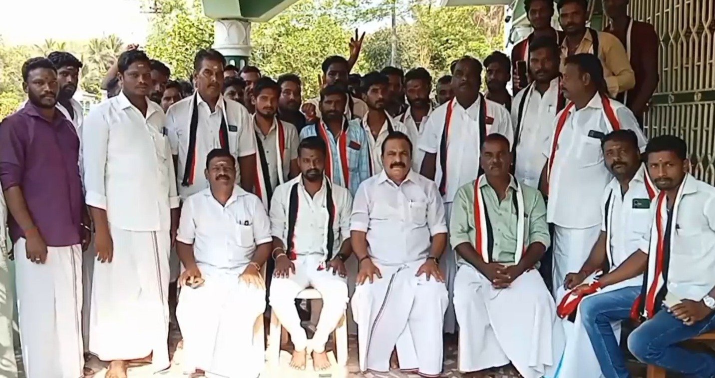 மயிலாடுதுறை மாவட்டத்தில் பாரம்பரிய திமுக மற்றும் பாமக குடும்பத்தினர் அதிமுகவில் மாவட்ட செயலாளர் எஸ் பவுன்ராஜ் முன்னிலையில் அவரது இல்லத்தில் இணைந்தனர்