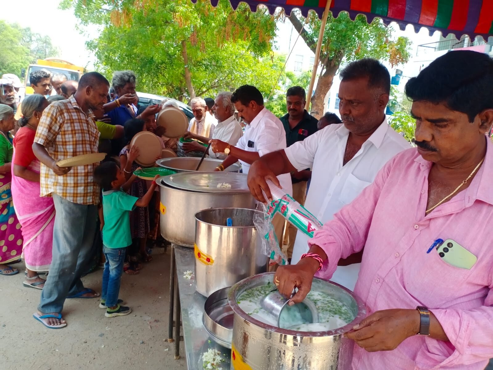 அமாவாசையை முன்னிட்டு 1வது வார்டு மாமன்ற உறுப்பினர் அன்பு அன்னதானம் வழங்கல்!