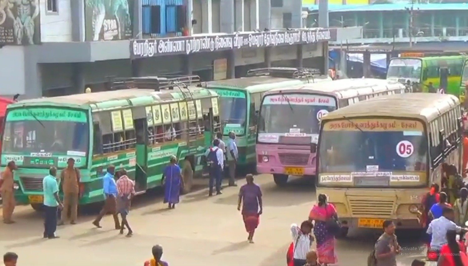 சுட்டெரிக்கும் வெயில் பேருந்து நிலையத்தில் நிற்க இடமின்றி தவிக்கும் பயணிகள்!