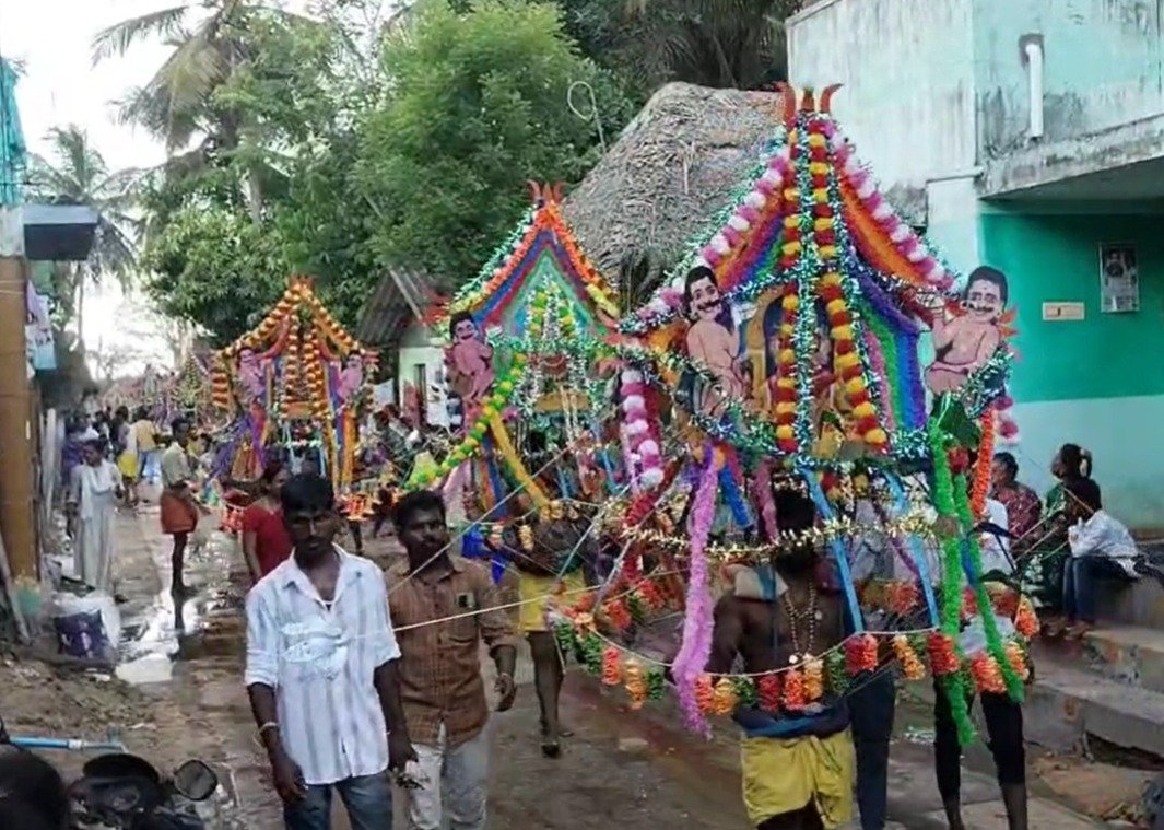சித்திரை வெள்ளிக்கிழமையை முன்னிட்டு மங்கைநல்லூர் புத்தடி முத்து மாரியம்மன் ஆலயத்திற்கு விரதம் இருந்த பக்தர்கள் பால்குடம் அலகு காவடி எடுத்து வந்து வழிபாடு. சித்திரை வெள்ளிக்கிழமையை முன்னிட்டு மங்கைநல்லூர் புத்தடி முத்து மாரியம்மன் ஆலயத்திற்கு விரதம் இருந்த பக்தர்கள் பால்குடம் அலகு காவடி எடுத்து வந்து வழிபாடு.