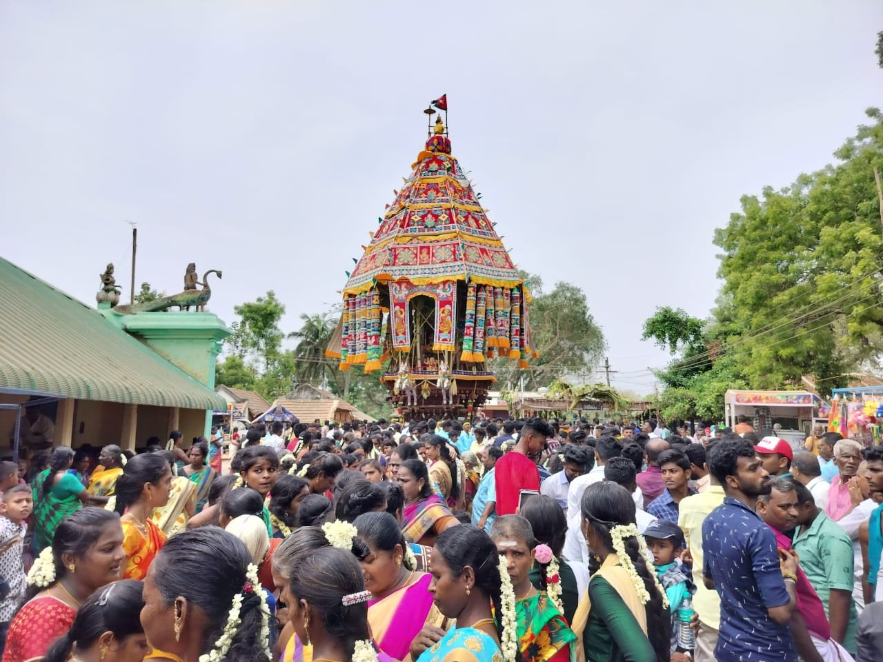 பழமையான மாரியம்மன் கோவில் தேர் திருவிழா : திரளான பக்தர்கள் பங்கேற்பு. பழமையான மாரியம்மன் கோவில் தேர் திருவிழா : திரளான பக்தர்கள் பங்கேற்பு.