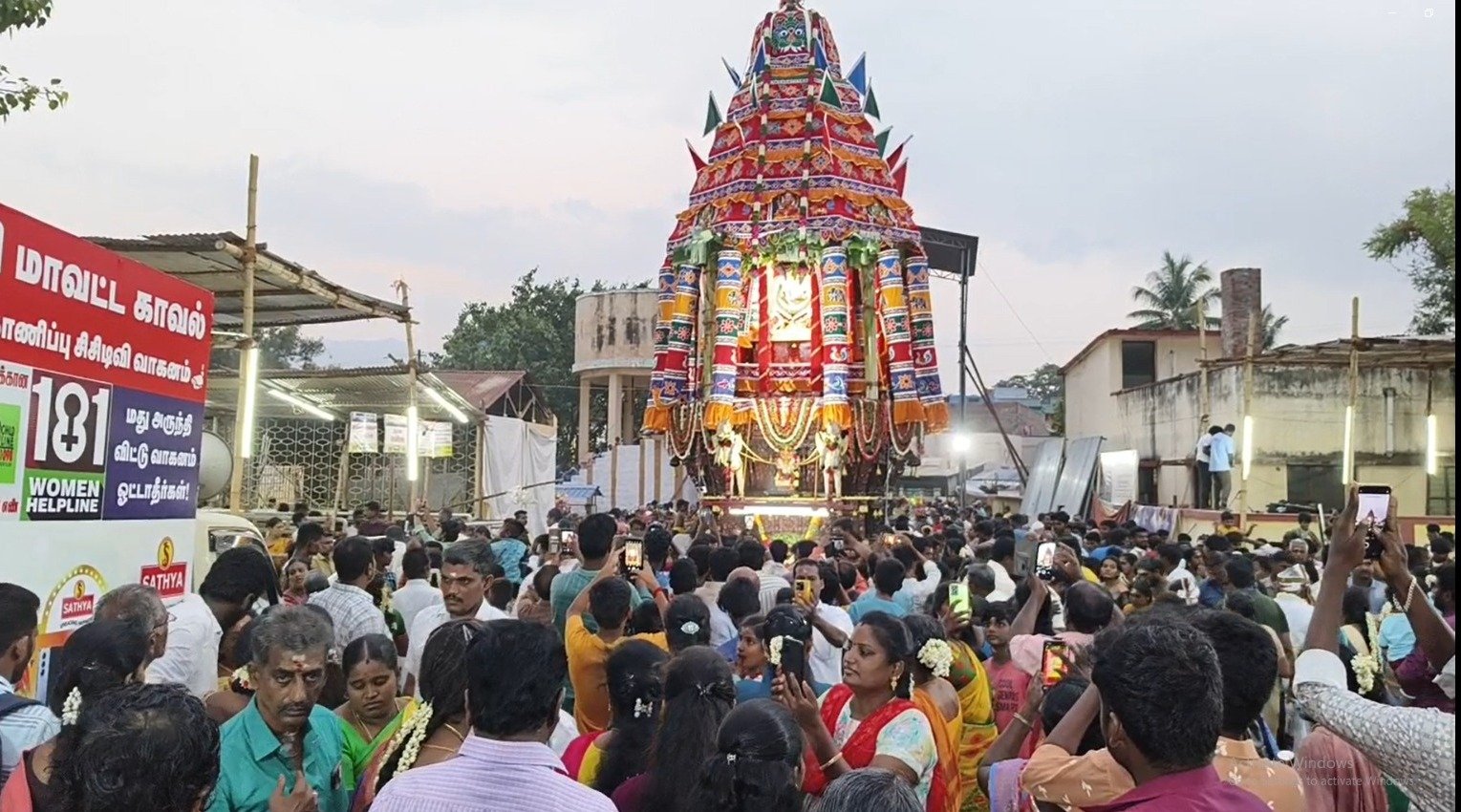 தேனி வீரபாண்டி ஸ்ரீகௌமாரியம்மன் கோயில் சித்திரை திருவிழா ,மாவட்ட ஆட்சியர் ஷஜீவனா திருத்தேரை வடம் பிடித்து  தேரோட்டத்தை துவக்கி வைத்தார்.