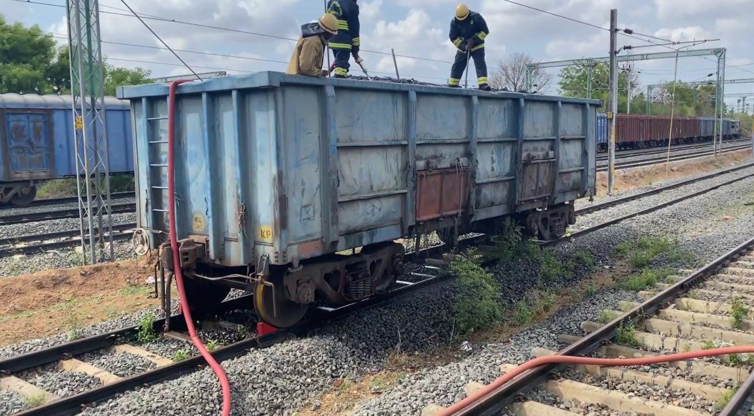 சங்ககிரி ரயில் நிலையம் அருகே நின்று கொண்டிருந்த நிலக்கரி சரக்கு ரயில் பெட்டியில் திடீர் புகை மூட்டம் தீயணைப்பு மீட்பு படையினர் தீபிடிப்பு ஏற்படாமல் தடுத்தனர்.