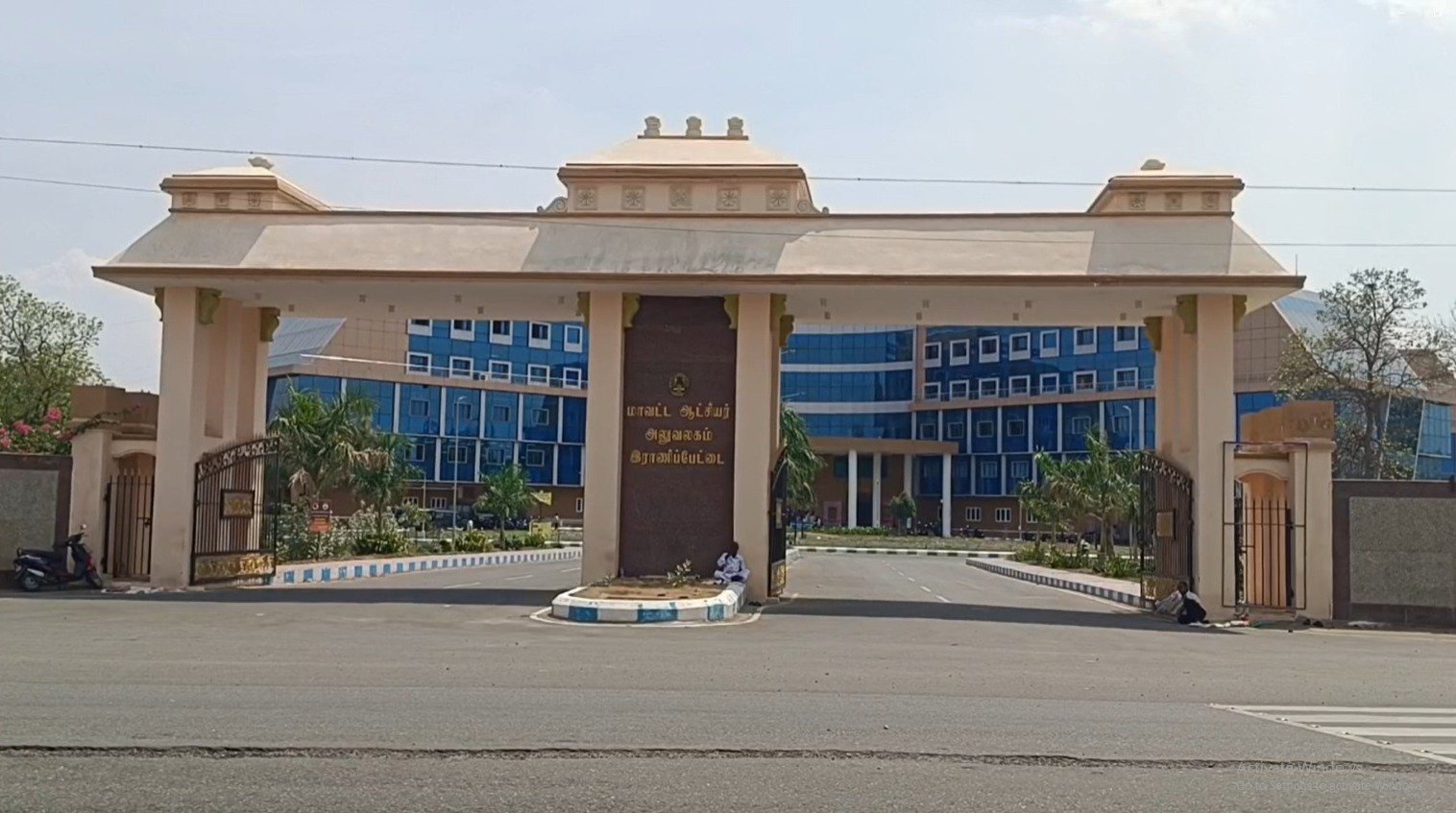 மூன்று அம்ச கோரிக்கைகளை வலியுறுத்தி தமிழ்நாடு ஊரக வளர்ச்சி துறை அலுவலர்கள் சங்கத்தினர் பிற்பகல் உணவு இடைவெளியின் போது ஆட்சியர் அலுவலகம் முன்பு ஆர்ப்பாட்டம் மூன்று அம்ச கோரிக்கைகளை வலியுறுத்தி தமிழ்நாடு ஊரக வளர்ச்சி துறை அலுவலர்கள் சங்கத்தினர் பிற்பகல் உணவு இடைவெளியின் போது ஆட்சியர் அலுவலகம் முன்பு ஆர்ப்பாட்டம்