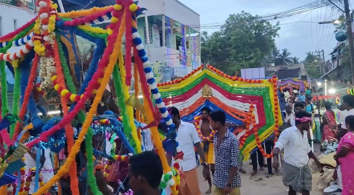 திருவாலங்காடு பகுதியில் உள்ள மகா மாரியம்மன் கோயில் தீமிதி திருவிழா கோலாகலமாக நடைபெற்றது திருவாலங்காடு பகுதியில் உள்ள மகா மாரியம்மன் கோயில் தீமிதி திருவிழா கோலாகலமாக நடைபெற்றது