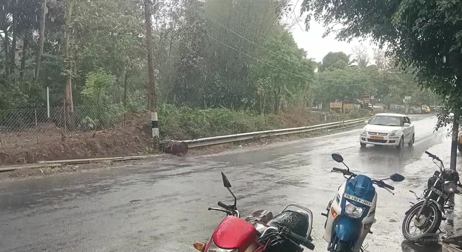 மயிலாடுதுறை நகரின் ஒரு பகுதியில் மட்டும் பெய்த வினோத மழை மயிலாடுதுறை நகரின் ஒரு பகுதியில் மட்டும் பெய்த வினோத மழை