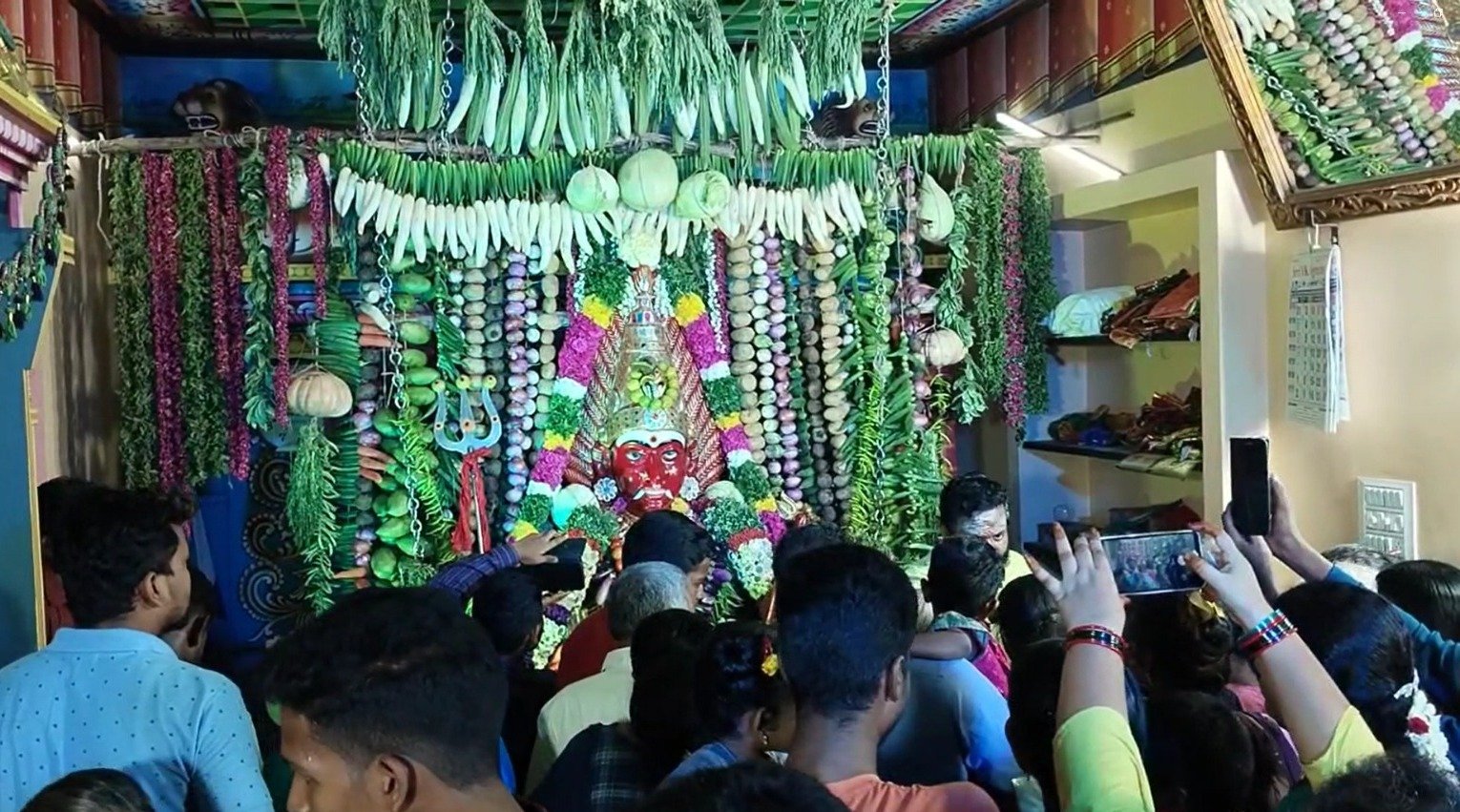 குத்தாலம் மகாகாளியம்மன் 10ம் திருநாளான இன்று காய்கறிகளால் அலங்கரிக்கப்பட்டு ஊஞ்சல் உற்சவமனது நடைபெற்றது திரளான பக்தர்கள் பங்கேற்பு. குத்தாலம் மகாகாளியம்மன் 10ம் திருநாளான இன்று காய்கறிகளால் அலங்கரிக்கப்பட்டு ஊஞ்சல் உற்சவமனது நடைபெற்றது திரளான பக்தர்கள் பங்கேற்பு.