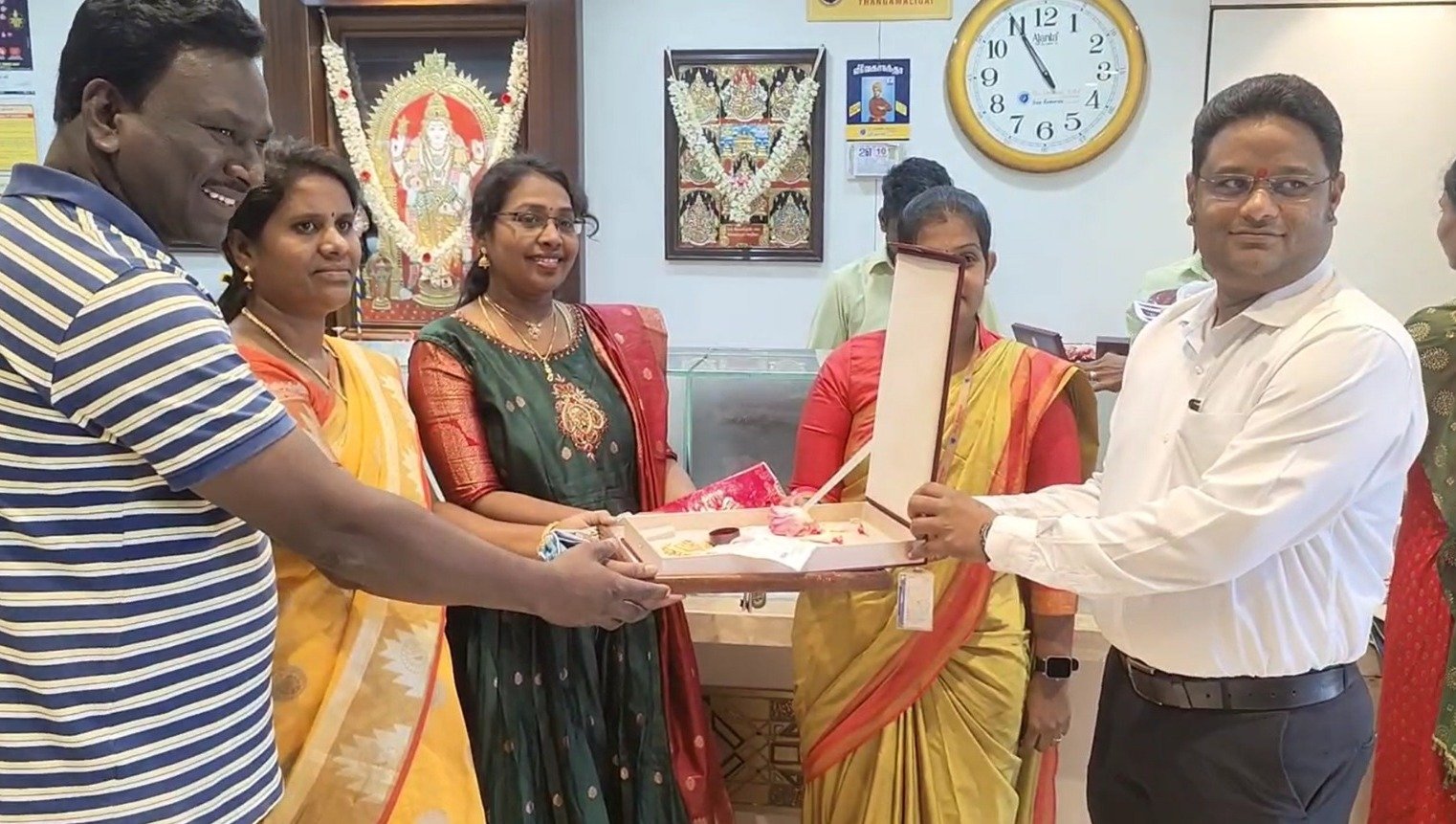 அக்ஷய திருதியை முன்னிட்டு திருவள்ளூரில் உள்ள நகைக்கடைகளில் பொதுமக்கள் கூட்டம் கூட்டமாக சென்று நகைகளை வாங்கி செல்கின்றனர்.