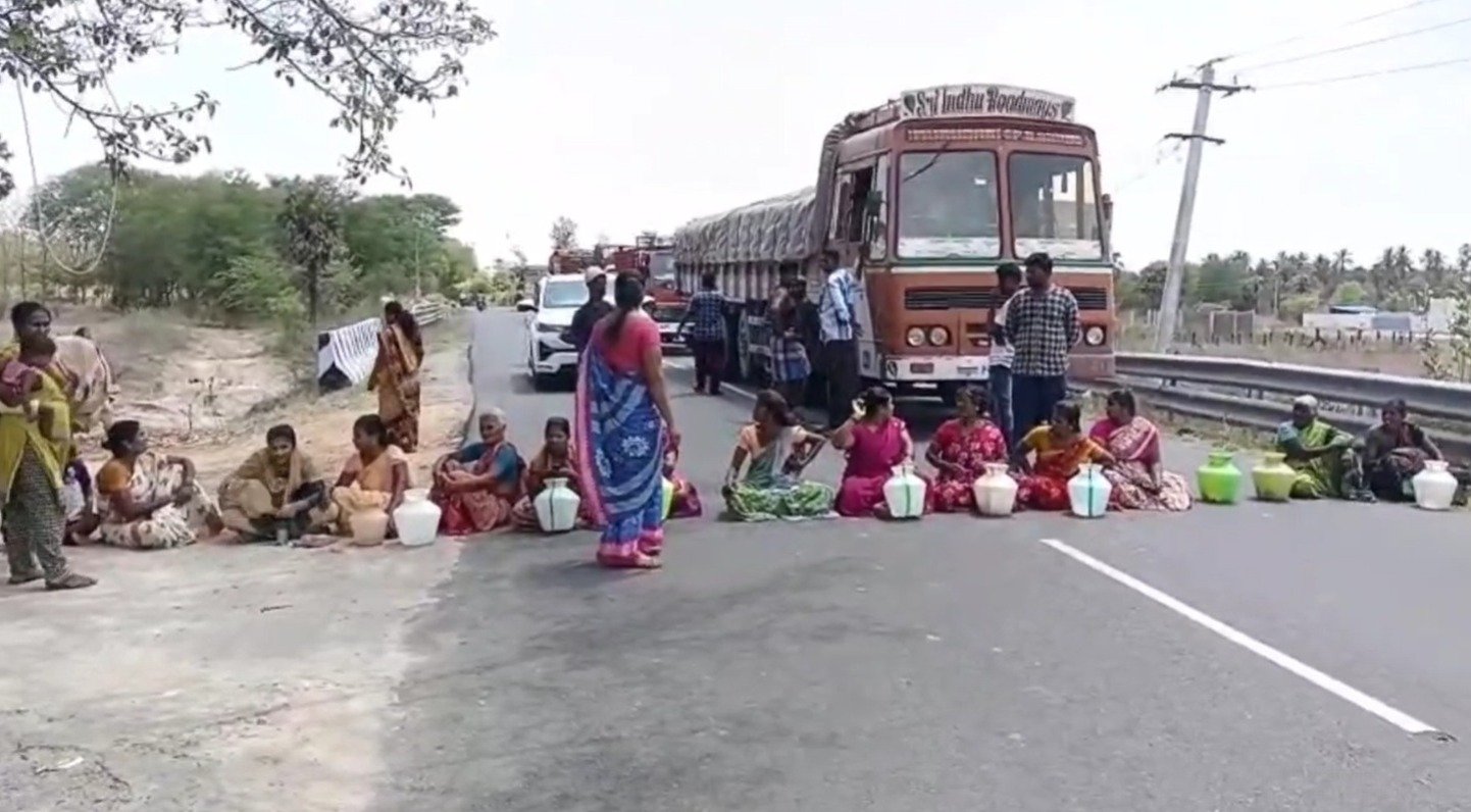 குடியாத்தம் அருகே காலி குடங்களுடன் குடிநீர் கேட்டு பெண்கள் சாலை மறியல் குடியாத்தம் அருகே காலி குடங்களுடன் குடிநீர் கேட்டு பெண்கள் சாலை மறியல்