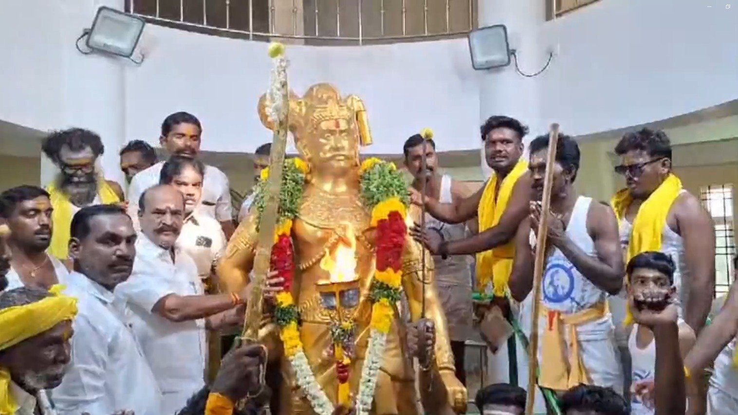 வீரசக்கதேவி ஆலயத்துக்கு தொடர் ஜோதியை கயத்தார் வீரபாண்டிய கட்டபொம்மன் நினைவு இடத்தில் வைத்து முன்னாள் அமைச்சர் கோவில்பட்டி சட்டமன்ற உறுப்பினர் கடம்பூர் ராஜூ துவக்கி வைத்தார்.