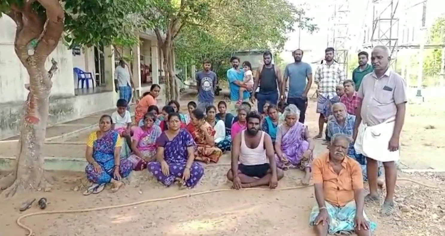 திருவள்ளூர் அடுத்த கடம்பத்தூரில் மின்சாரம் மற்றும் குடிநீர் இல்லாததால் பொதுமக்கள் அவதி. திருவள்ளூர் அடுத்த கடம்பத்தூரில் மின்சாரம் மற்றும் குடிநீர் இல்லாததால் பொதுமக்கள் அவதி.
