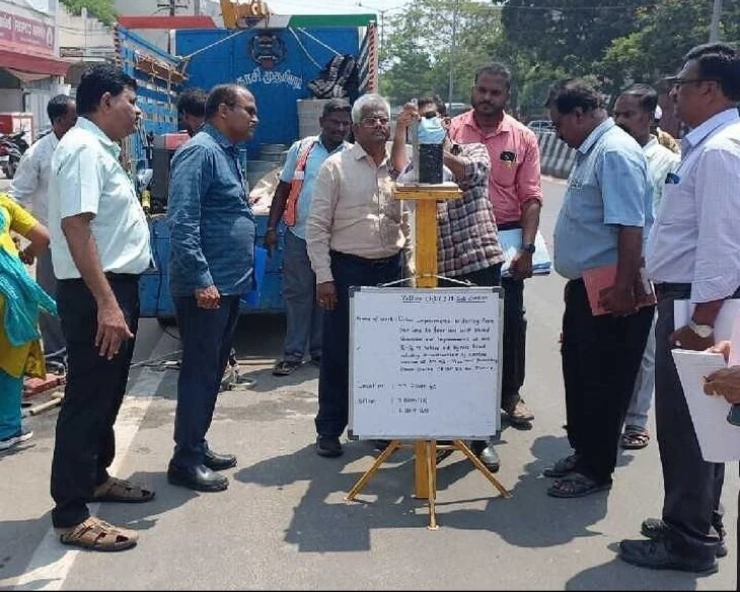 வேலூரில் சாலை அகலப்படுத்தும் பணியை ஆய்வு செய்த நெடுஞ்சாலை திட்டங்கள் கண்காணிப்பு பொறியாளர். வேலூரில் சாலை அகலப்படுத்தும் பணியை ஆய்வு செய்த நெடுஞ்சாலை திட்டங்கள் கண்காணிப்பு பொறியாளர்.
