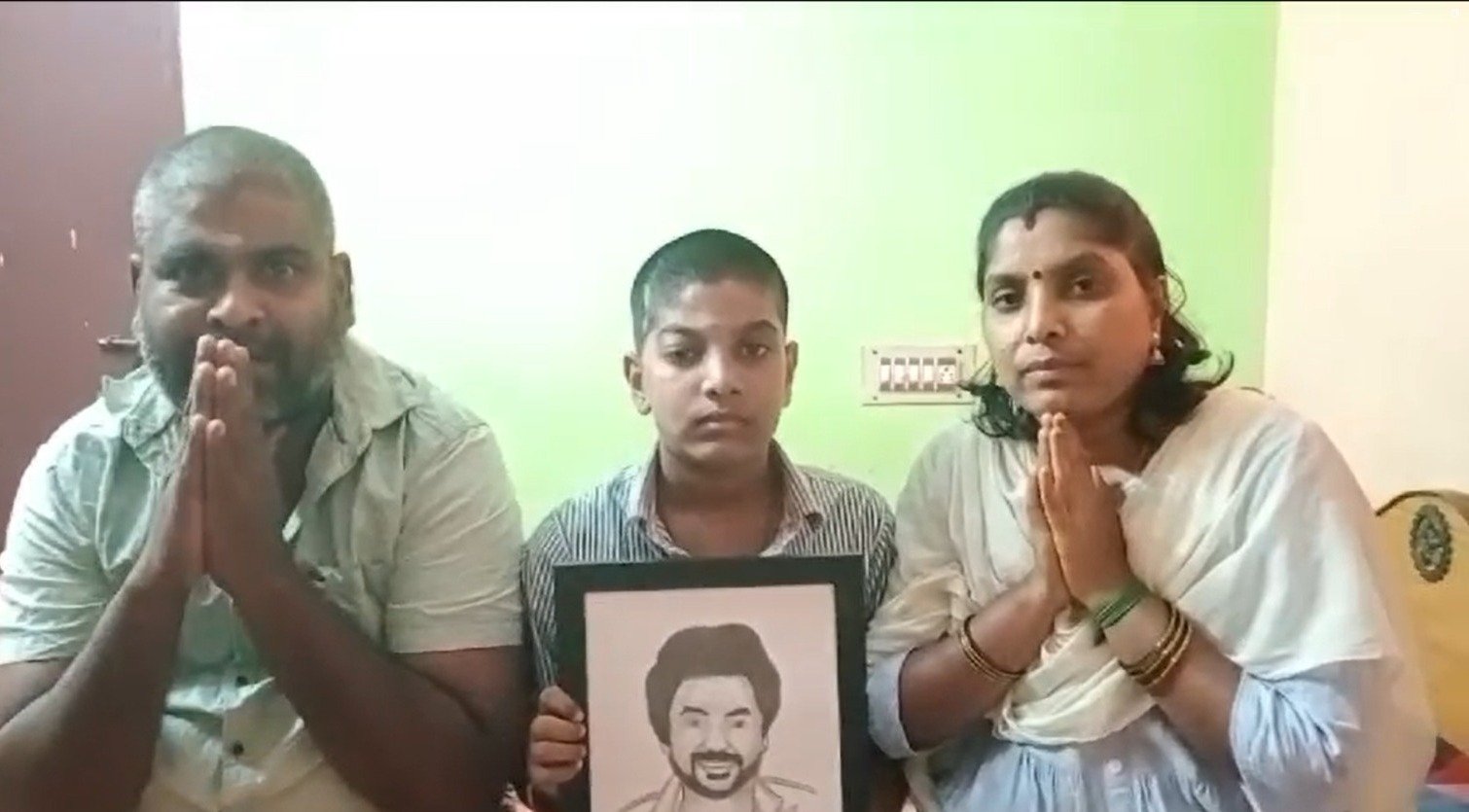 போரூரில் சின்னத்திரை நடிகர் பாலாவின் உருவ படத்தை தத்ரூபமாக வரைந்து சிறுவன் ஒருவன்பாலாவை பார்க்க எனக்கு ஆசையாக இருக்கிறது என கூறி வெளியிட்ட வீடியோ இணையத்தில் வைரலாகி வருகிறது.. போரூரில் சின்னத்திரை நடிகர் பாலாவின் உருவ படத்தை தத்ரூபமாக வரைந்து சிறுவன் ஒருவன்பாலாவை பார்க்க எனக்கு ஆசையாக இருக்கிறது என கூறி வெளியிட்ட வீடியோ இணையத்தில் வைரலாகி வருகிறது..