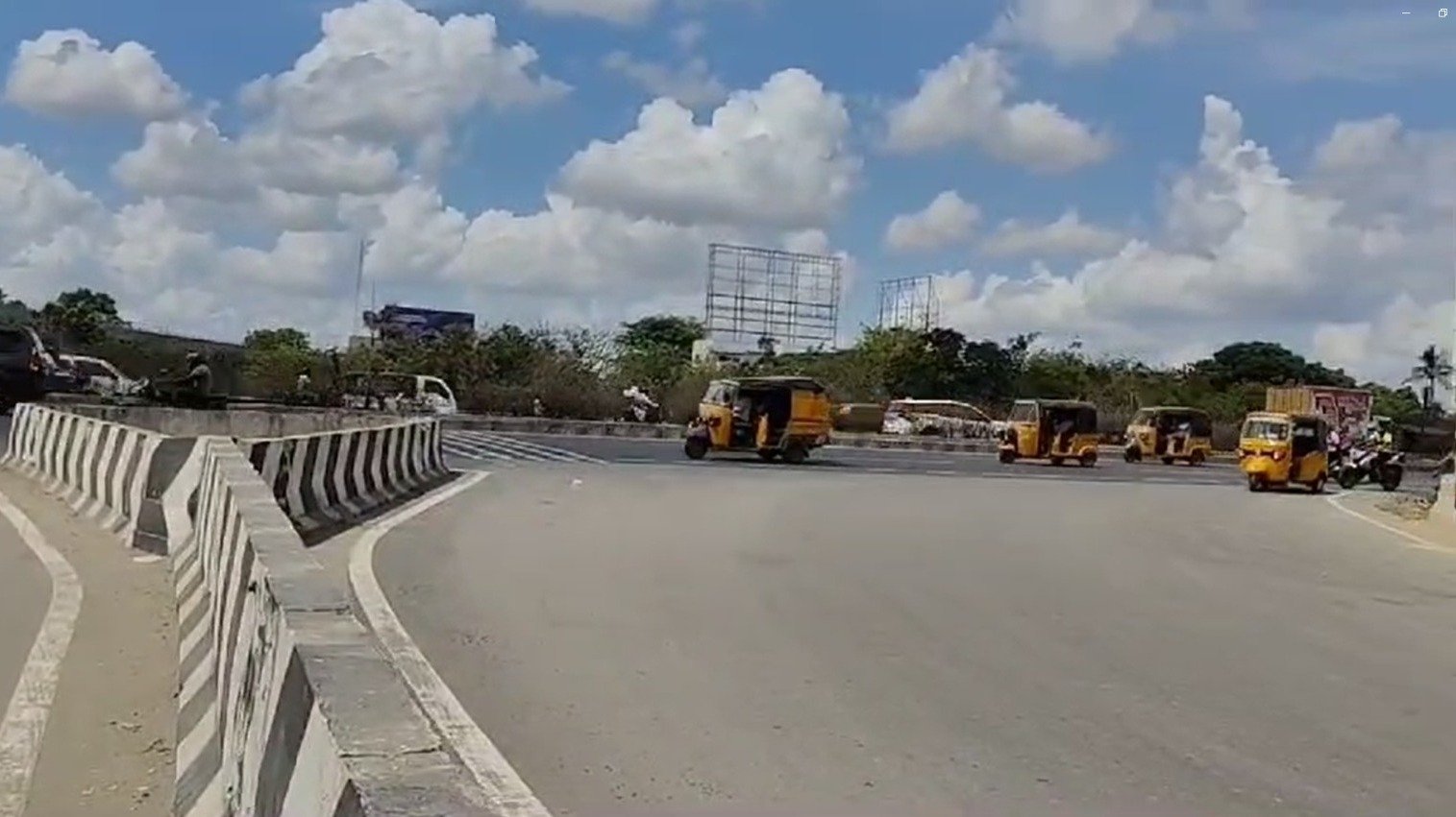 மதுரவாயல் பாலத்தின் கீழே ஏற்பட்ட விபத்தில் பத்தாம் வகுப்பு மாணவர் பலியானார்.