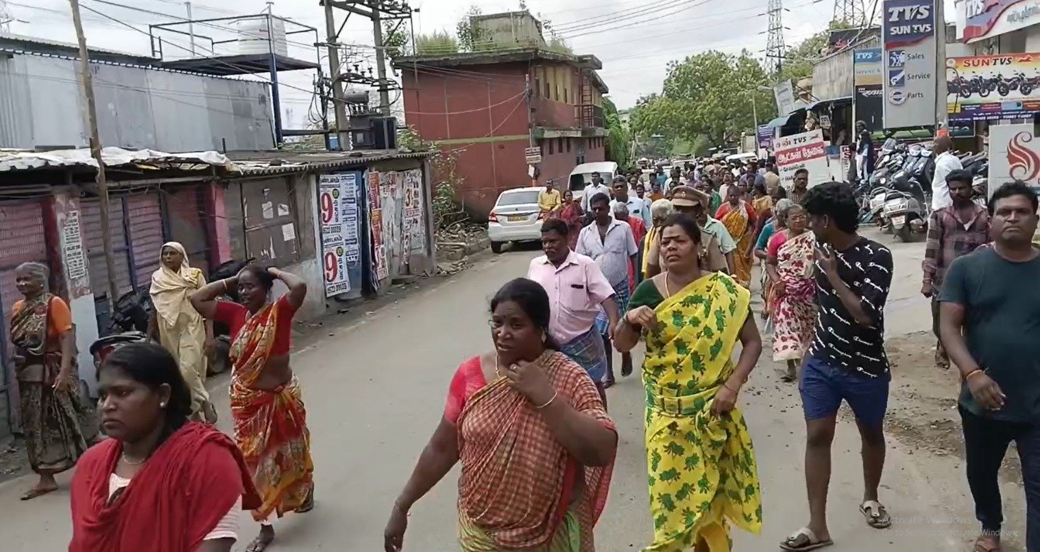 திருவேற்காட்டில் பூவ மாற்றி மேலே உள்ள குடியிருப்புகளை அகற்ற நோட்டீஸ் ஒட்ட வந்ததால் பரபரப்பு சாலை மறியல் ஈடுபட்ட பெண்கள் மற்றும் ஆண்களை போலீசார் குண்டு கட்டாக தூக்கி சென்றனர். திருவேற்காட்டில் பூவ மாற்றி மேலே உள்ள குடியிருப்புகளை அகற்ற நோட்டீஸ் ஒட்ட வந்ததால் பரபரப்பு சாலை மறியல் ஈடுபட்ட பெண்கள் மற்றும் ஆண்களை போலீசார் குண்டு கட்டாக தூக்கி சென்றனர்.
