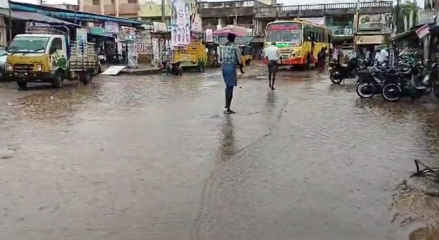 ஜெயங்கொண்டம் அருகே உடையார்பாளையத்தில் குளிர்ந்த காற்று வீசி கருமேகங்கள் சூழ்ந்து லேசான மழையால் பொதுமக்கள் விவசாயிகள் மகிழ்ச்சி