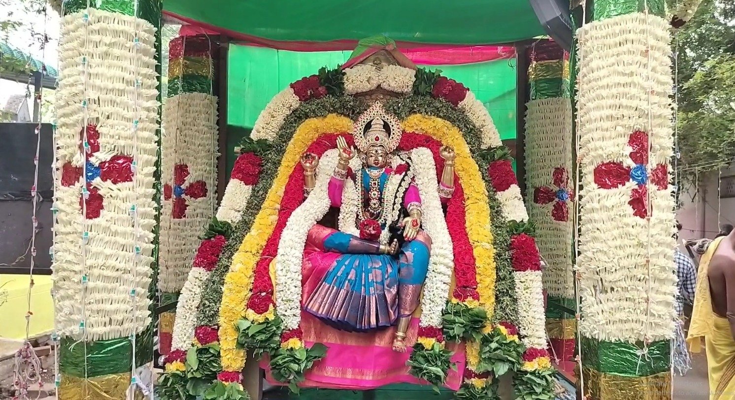 முத்து மாரியம்மன் கோவில் 52 ஆம் ஆண்டு கம்பம் திருவிழாவையொட்டி 100 க்கும் மேற்பட்ட பெண்கள்,குழந்தைகள் மாவிளக்கு எடுத்து வந்து நேர்த்திகடன் செலுத்தினர்.