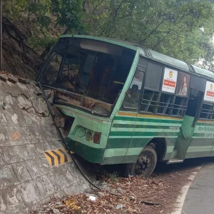 குமுளி மலைச் சாலையில் பெரும் விபத்து தவிர்ப்பு.. தடுப்புச் சுவரில் மோதி நின்ற அரசுப் பேருந்து..