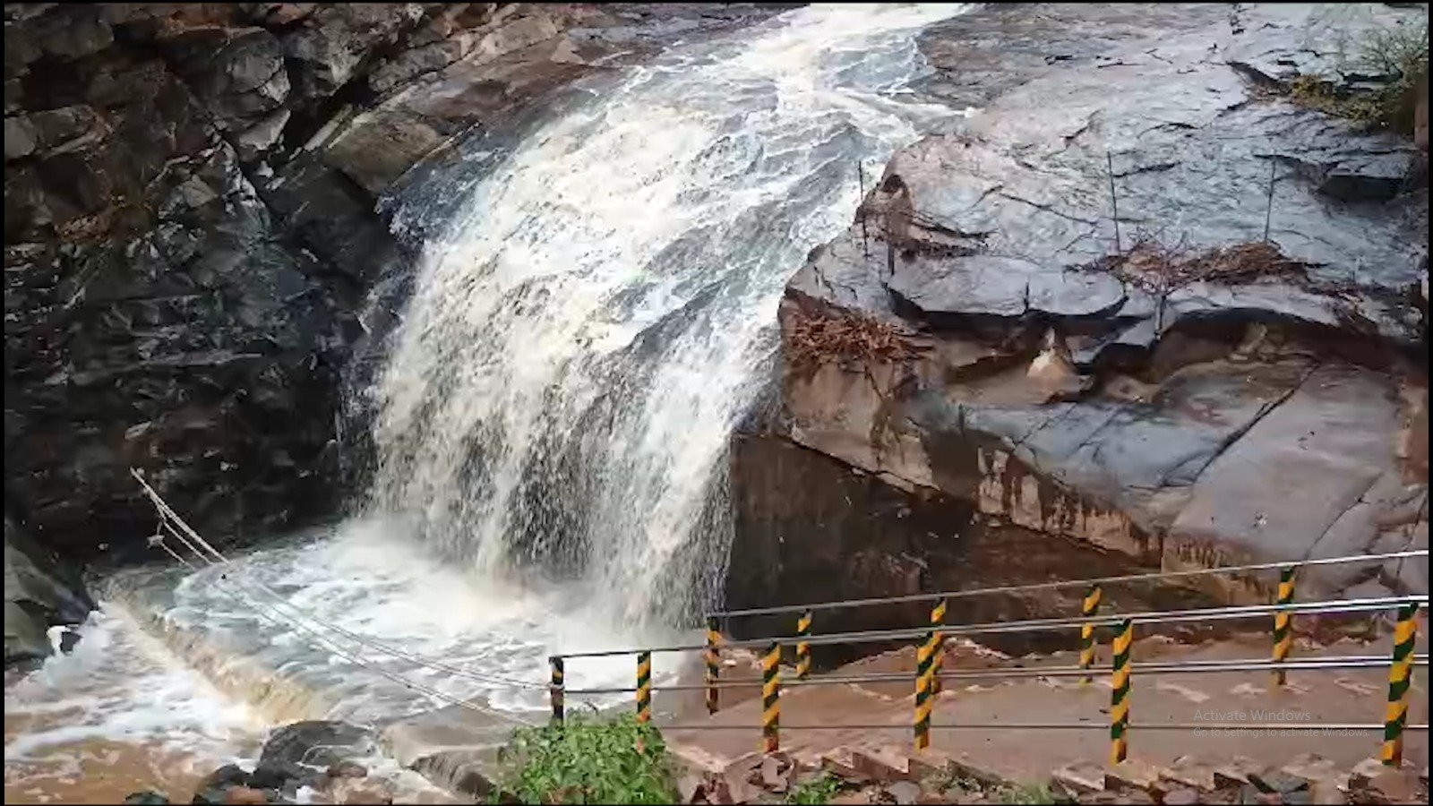 ஆத்தூர் அருகே கல்லாநத்தம் முட்டல் நீர்வீழ்ச்சியில் விடிய விடிய கொட்டி தீர்த்த  கனமழையால்  தண்ணீர் ஆர்பரித்து கொட்டி வருகிறது.