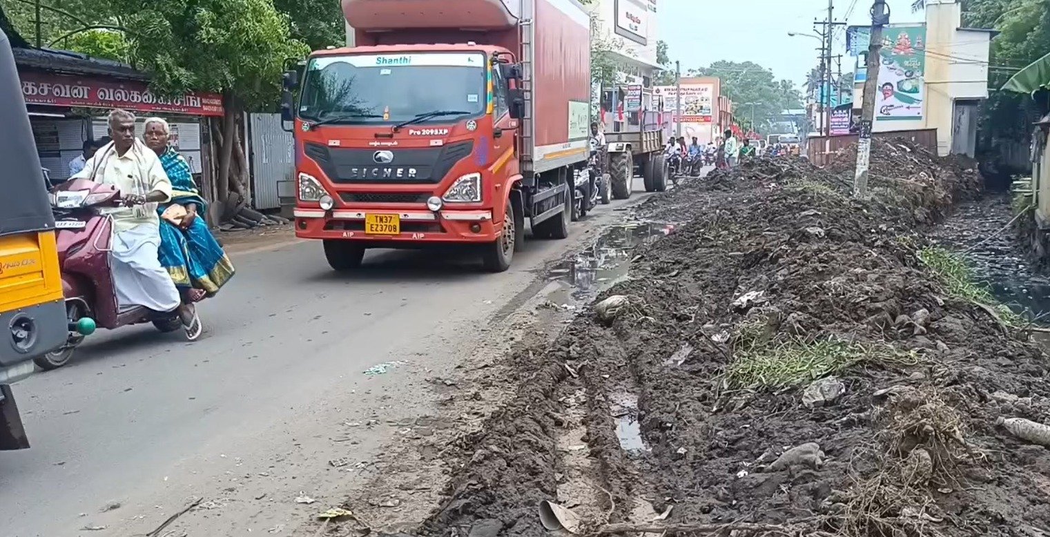 பாபநாசத்தில் நெடுஞ்சாலையில் போக்குவரத்துக்கு இடையூறாக கொட்டப்பட்டுள்ள கழிவுகளை அகற்ற வேண்டும் வாகன ஓட்டிகள் கோரிக்கை விடுத்துள்ளனர்.