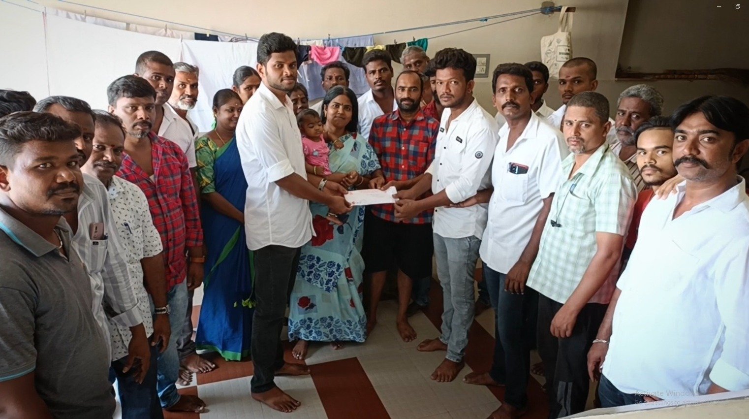 ஈரோட்டில் தொடர்ந்து மருத்துவ உதவிக்காக நிதி உதவி செய்து வரும் நண்பர்கள் ஈரோட்டில் தொடர்ந்து மருத்துவ உதவிக்காக நிதி உதவி செய்து வரும் நண்பர்கள்