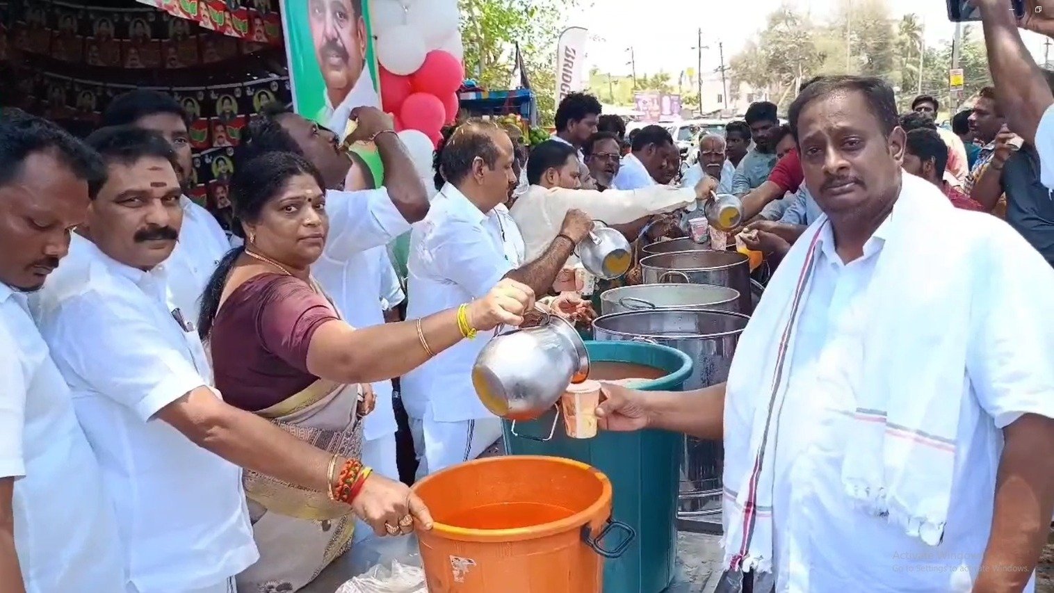 எம் ஜி ஆர் இளைஞர் அணி இணை செயலாளர் ஞானகுமார் ஏற்பாட்டில் முன்னாள் அமைச்சர் பி வி ரமணா நீர் மோர் பந்தலை திறந்து வைத்தார். எம் ஜி ஆர் இளைஞர் அணி இணை செயலாளர் ஞானகுமார் ஏற்பாட்டில் முன்னாள் அமைச்சர் பி வி ரமணா நீர் மோர் பந்தலை திறந்து வைத்தார்.