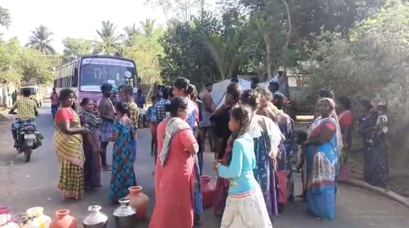 அரியலூர் -ஆண்டிமடம் அருகே குடிநீர் கேட்டு காலி குடங்களுடன் சாலை மறியலில் ஈடுபட்ட பெண்களால் பரபரப்பு. அரியலூர் -ஆண்டிமடம் அருகே குடிநீர் கேட்டு காலி குடங்களுடன் சாலை மறியலில் ஈடுபட்ட பெண்களால் பரபரப்பு.