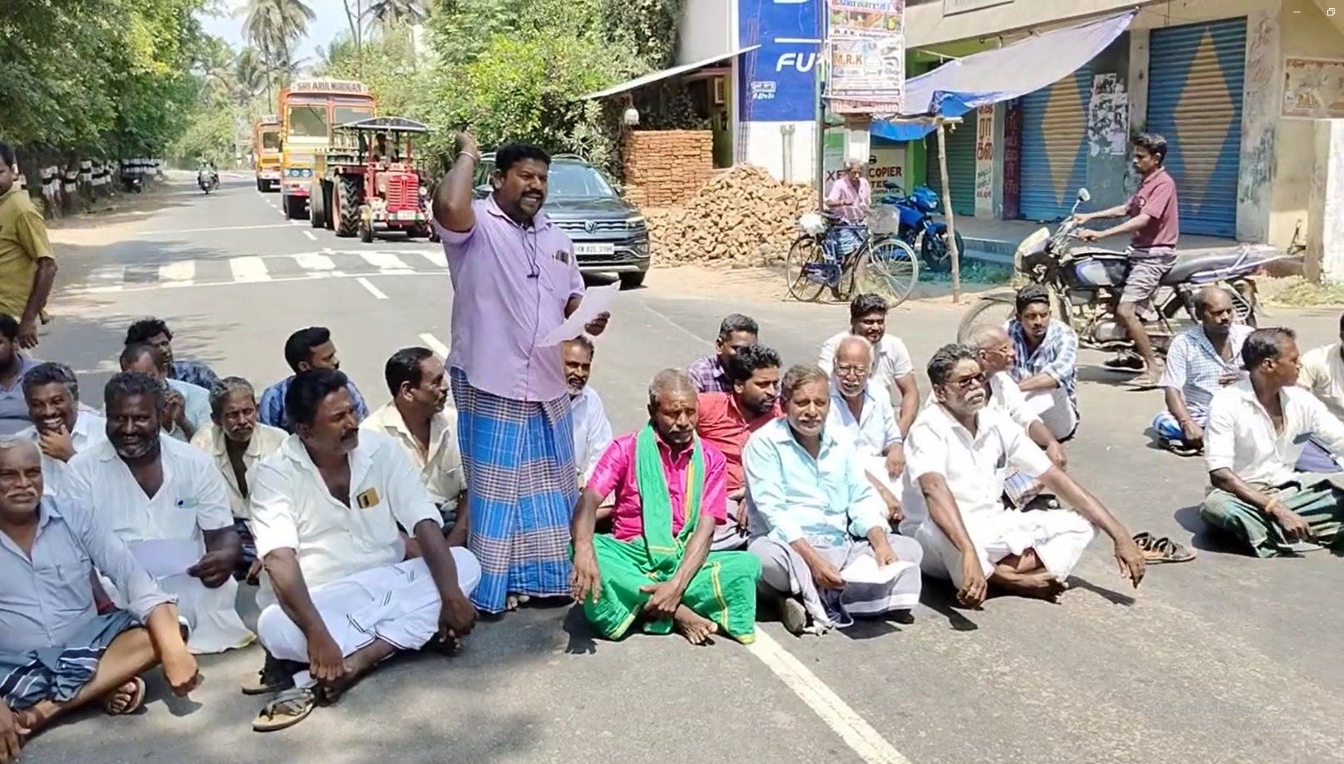 தடை இல்லா மின்சாரம் வழங்கக்கோரி சோழம்பேட்டை விவசாயிகள் மூவலூரில் சாலை மறியல்.
