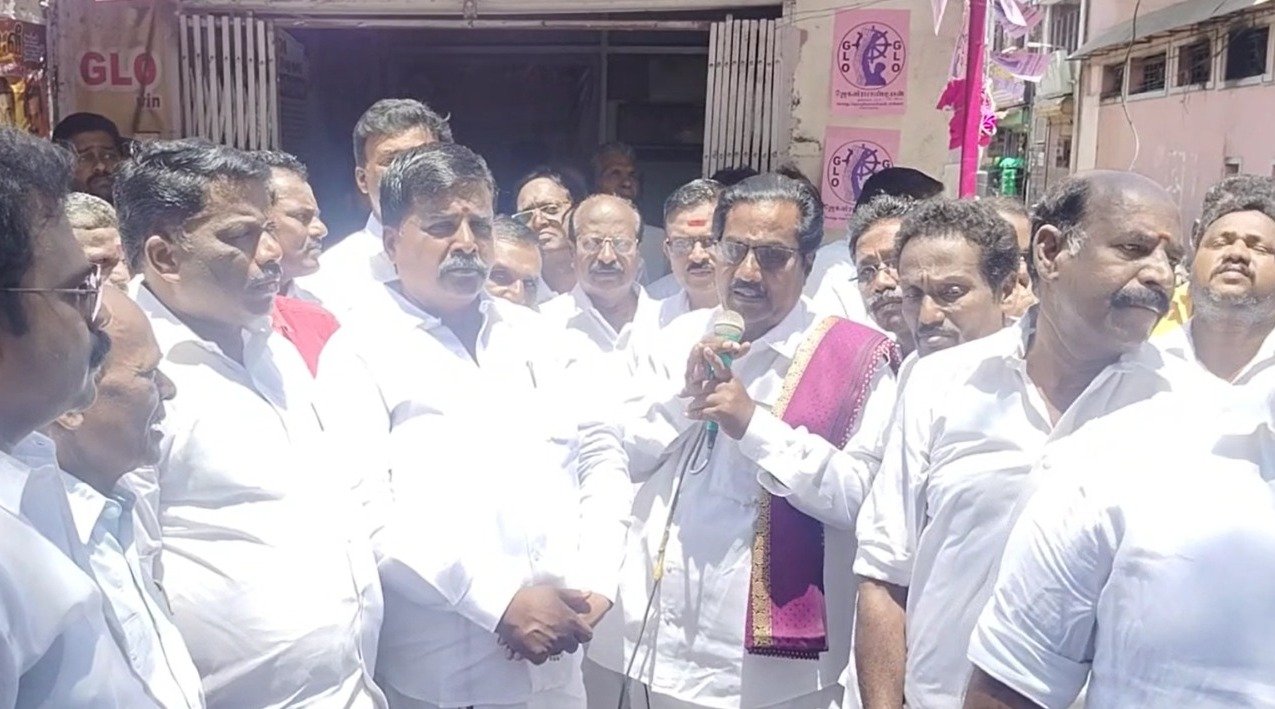 மே தினத்தை முன்னிட்டு மயிலாடுதுறையில் சிலம்பாட்டம் தப்பாட்டத்துடன் கொண்டாட்டத்தில் ஈடுபட்ட தொழிலாளர்கள். மே தினத்தை முன்னிட்டு மயிலாடுதுறையில் சிலம்பாட்டம் தப்பாட்டத்துடன் கொண்டாட்டத்தில் ஈடுபட்ட தொழிலாளர்கள்.